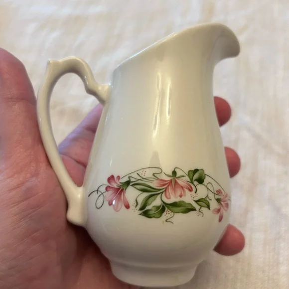 Vintage Homer Laughlin teacup, saucer, and creamer set, Pink Violets pattern - Picture 3 of 12